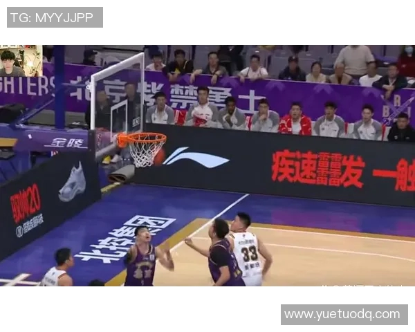 北控男篮与新疆队激战正酣比分悬念引人关注 北控男篮与新疆队激战正酣比分悬念引人关注