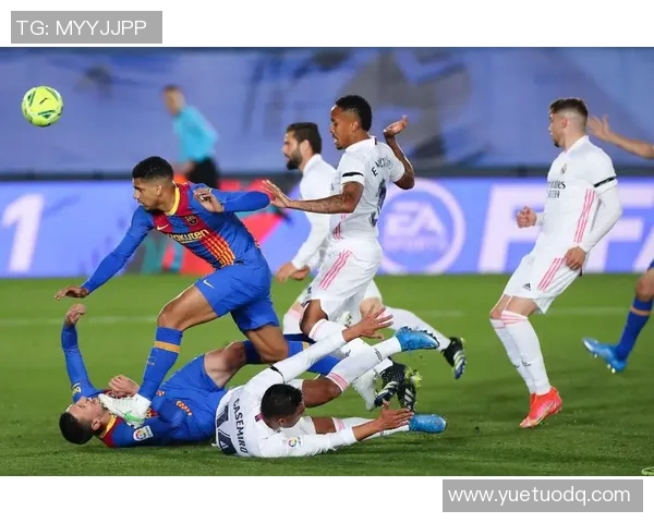 历届巴萨与皇马对决回顾:经典战役与传奇球员的巅峰对抗 历届巴萨与皇马对决回顾:经典战役与传奇球员的巅峰对抗